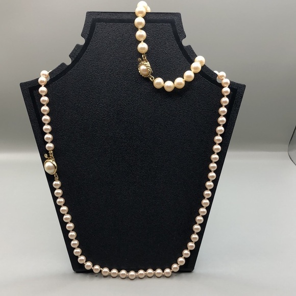 Curated bundle vintage faux pearl jewelry set necklace and bracelet - Picture 6 of 6